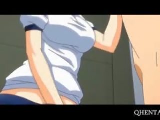 Rozë flokë anime shkollë kukulla ha kokosh në gjunjë